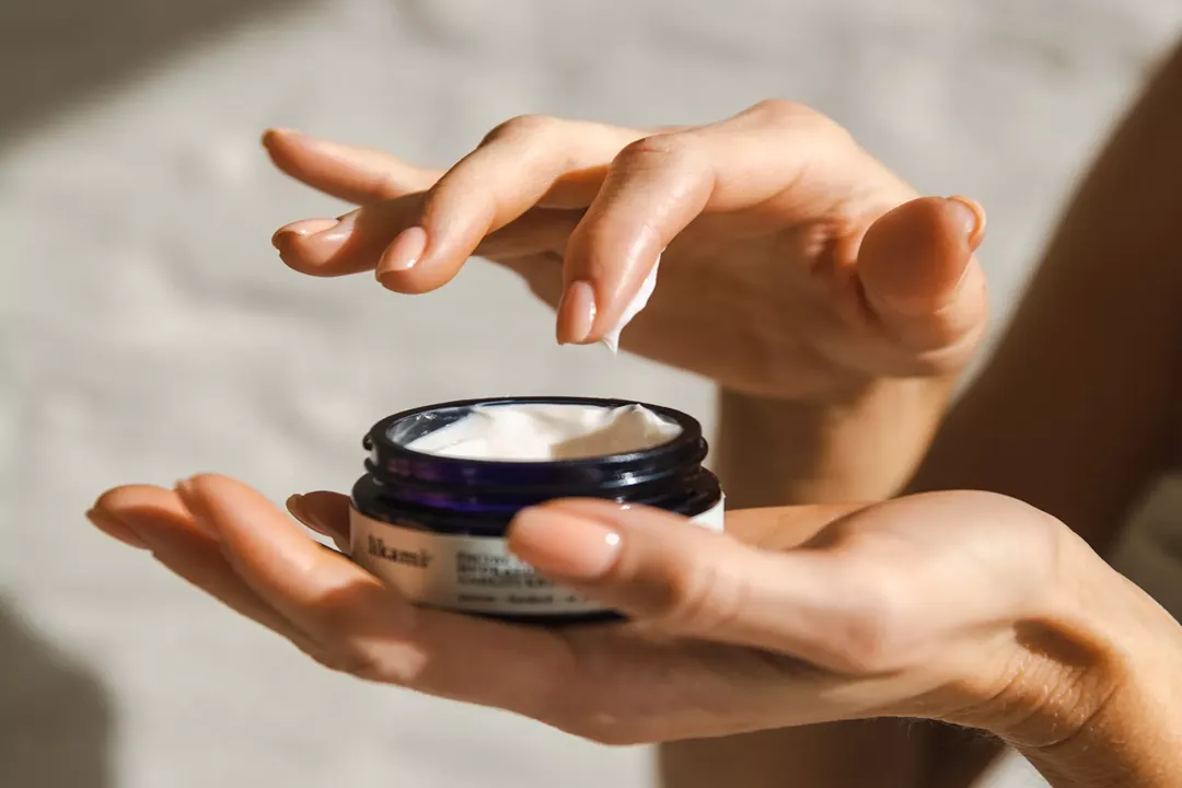 Moisturizing cream helps keep the skin hydrated