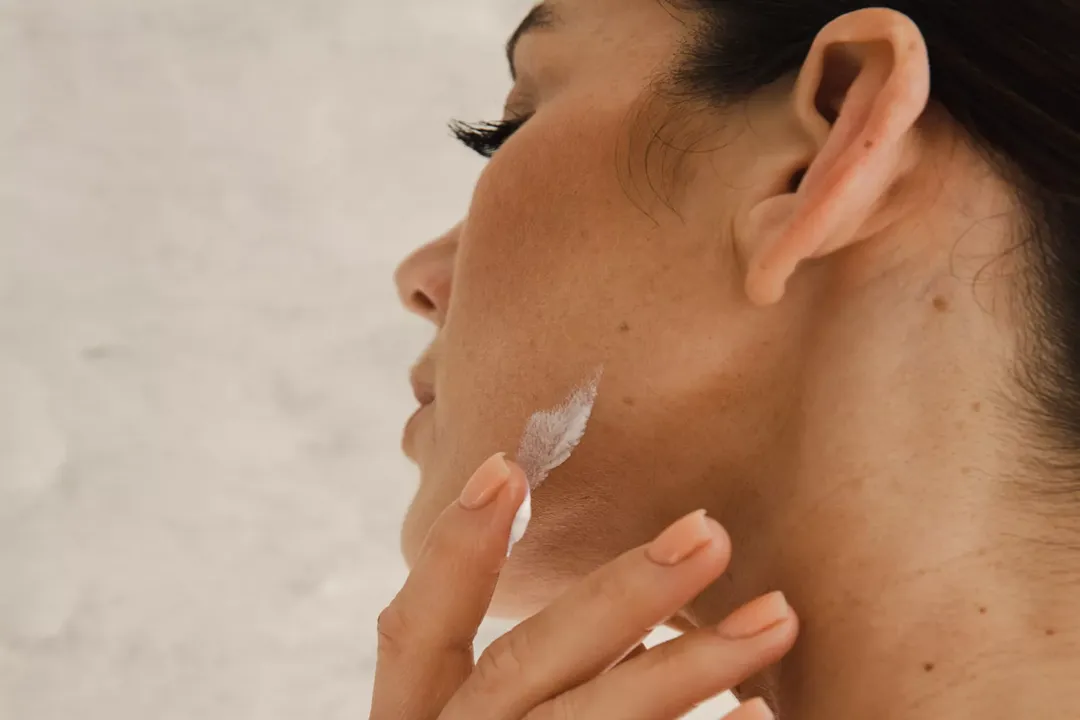 Both types of cream can be used in the morning and evening after cleansing the skin.