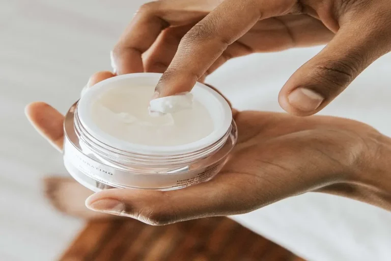 Difference Between Hydrating Cream and Moisturizer